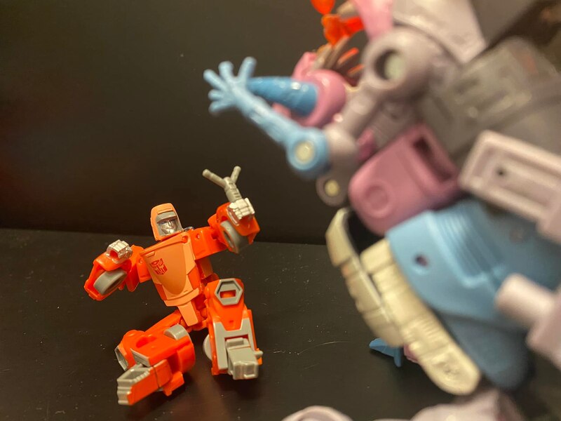 Transformers Studio Series 86 Core Class Wheelie In Hand Image  (2 of 9)